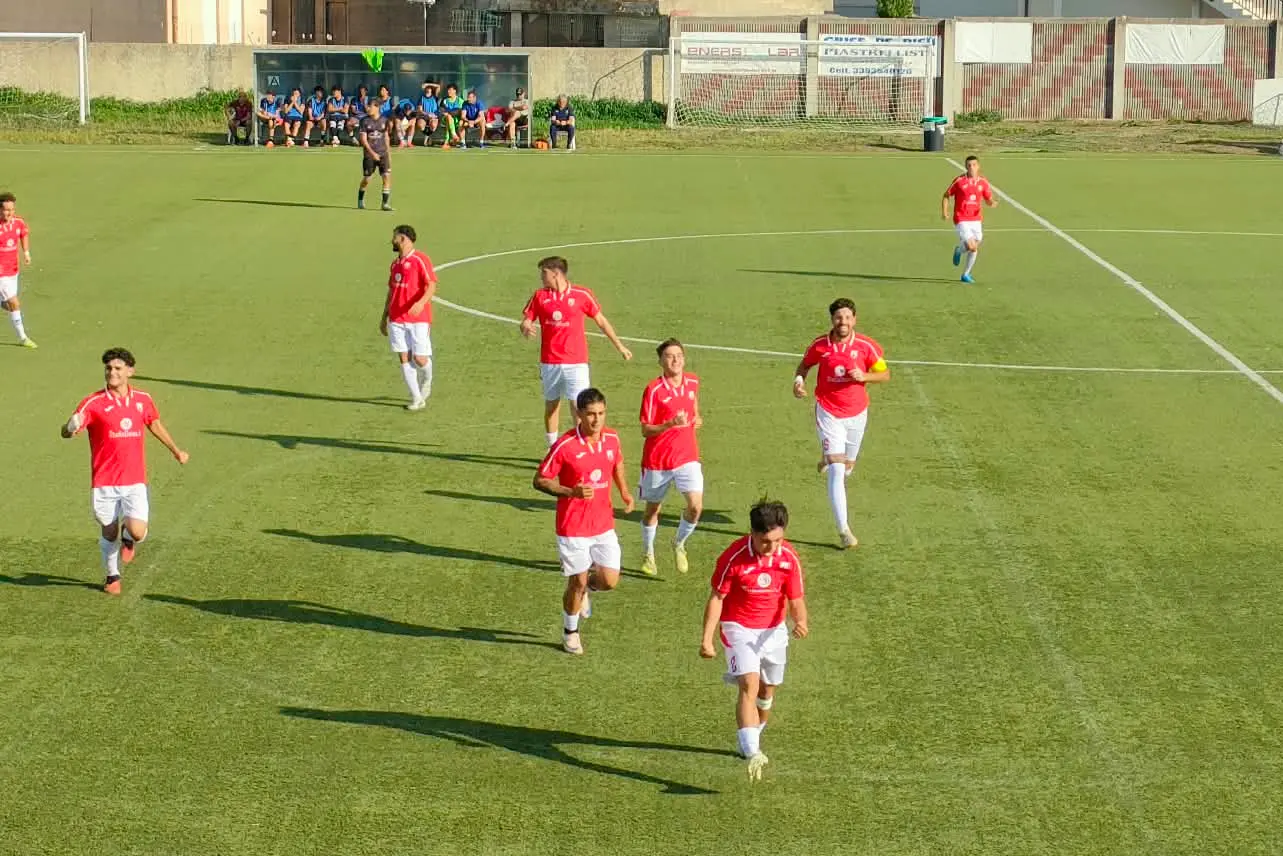 Fabio Zucca (17 anni) difensore del Samugheo esulta dopo aver segnato la rete dell'1-0 contro il Selargius (foto di Giacomo Pala)