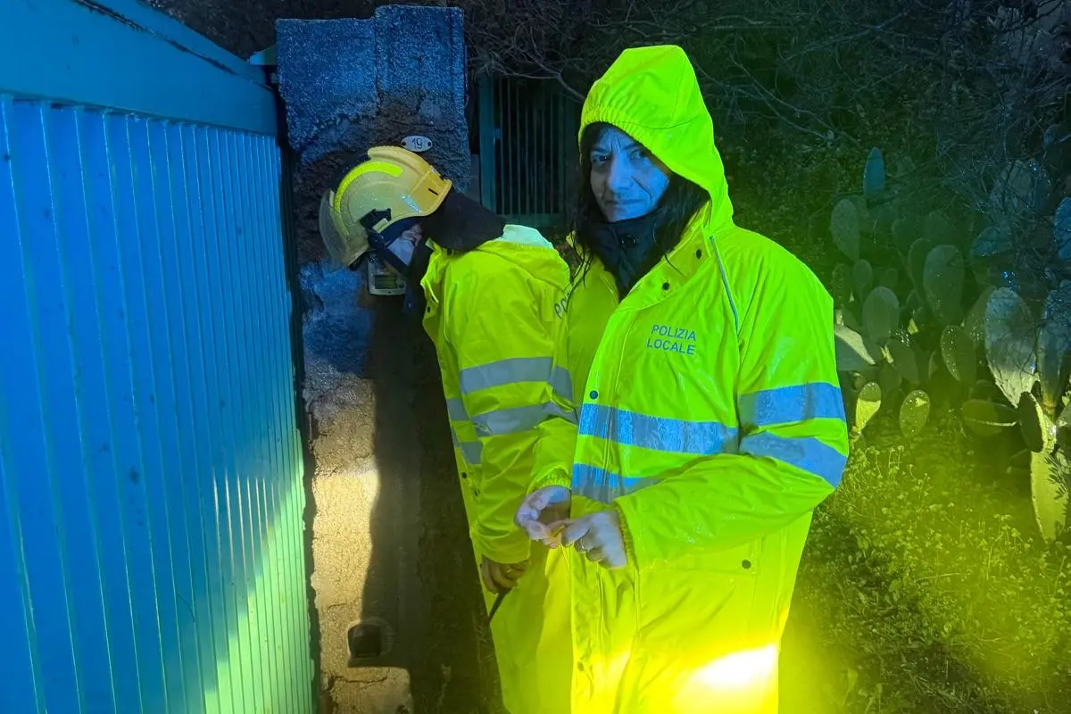 La sindaca Pusceddu vicino al rio ingrossato (foto Serreli)