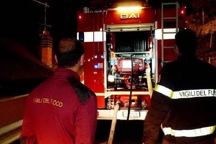 Cagliari, doppio raid incendiario Due auto distrutte a Is Mirrionis
