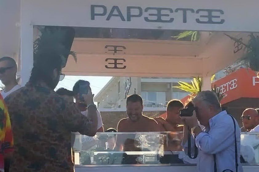 Matteo Salvini in consolle al Papeete, estate 2019 (Archivio L'Unione Sarda)