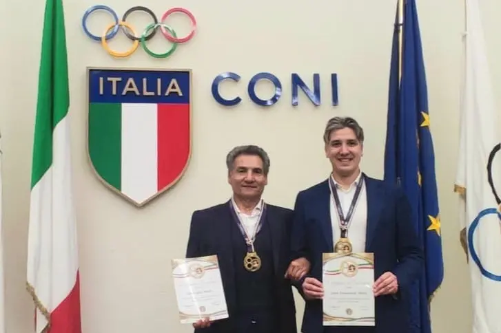 Giancarlo (a sinistra) e Gino Emanuele Melis con il certificato ricevuto al Coni
