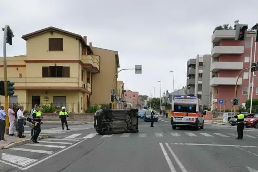 L'auto ribaltata (foto Polizia locale di Cagliari)