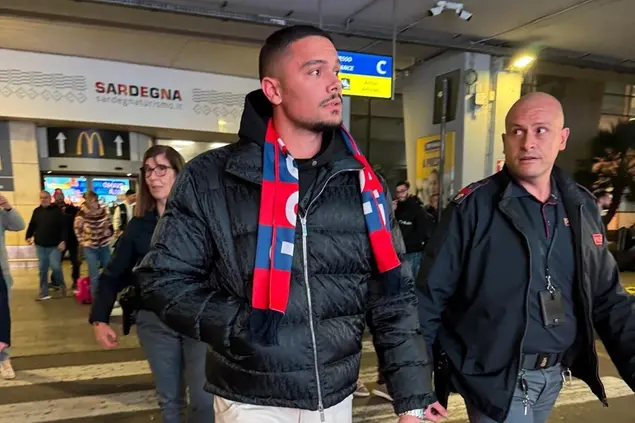 L'arrivo di Caprile ieri a tarda sera all'aeroporto di Cagliari-Elmas