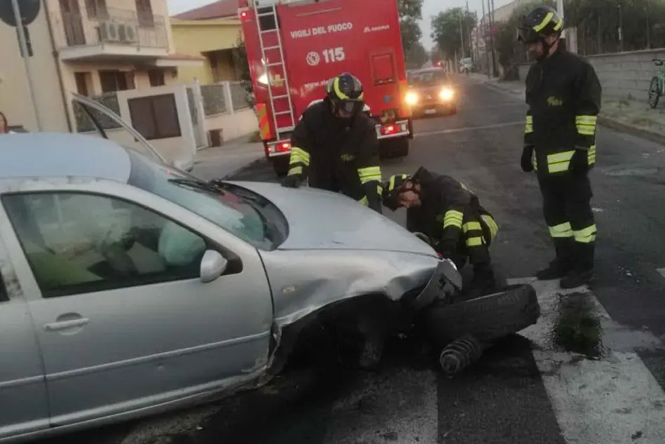 L'auto coinvolta nell'incidente (foto vigili del fuoco di Oristano)