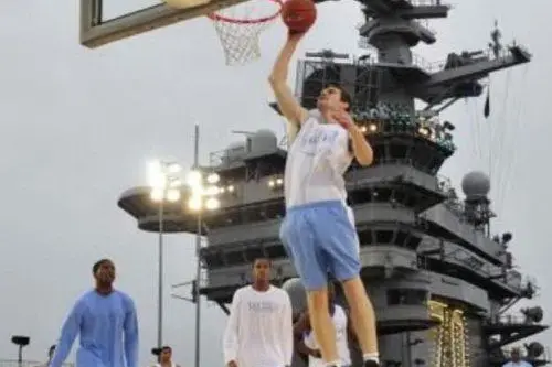 San Diego: Per i veterani partita di basket sulla portaerei