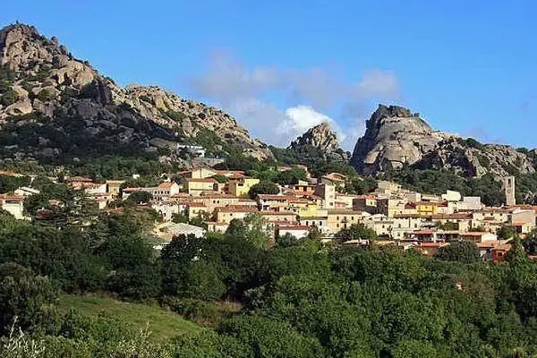 Una veduta di Aggius (foto Tellini)