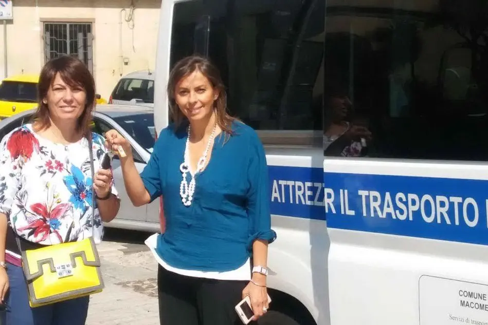 L'assessore consegna le chiavi del minibus (foto Francesco Oggianu)