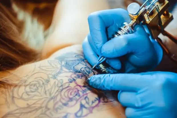 Un tatuaggio (Ansa)