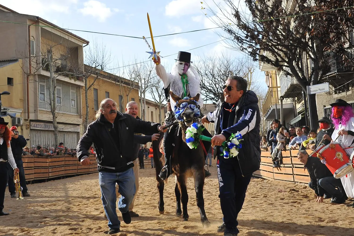 Una delle precedenti edizioni della Sartiglia degli asini (archivio)