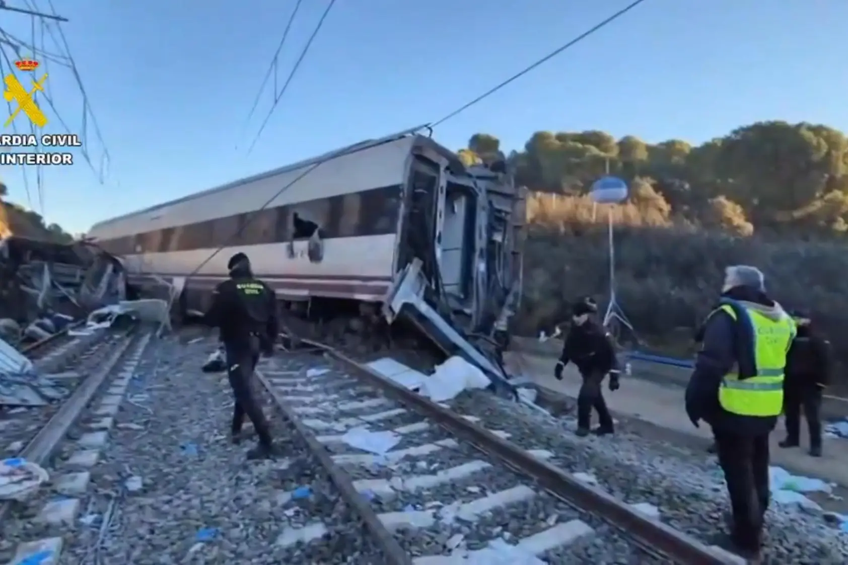 Un fermo immagine tratto da un video pubblicato su X dalla Guardia Civil mostra un momento successivo all'incidente ferroviario che ha coinvolto due treni sulla linea di alta velocità Madrid-Andalusia ad Adamuz (Cordoba), 19 gennaio 2026. X GUARDIA CIVIL+++ ATTENZIONE LA FOTO NON PUO' ESSERE PUBBLICATA O RIPRODOTTA SENZA L'AUTORIZZAZIONE DELLA FONTE DI ORIGINE CUI SI RINVIA+++ NPK +++