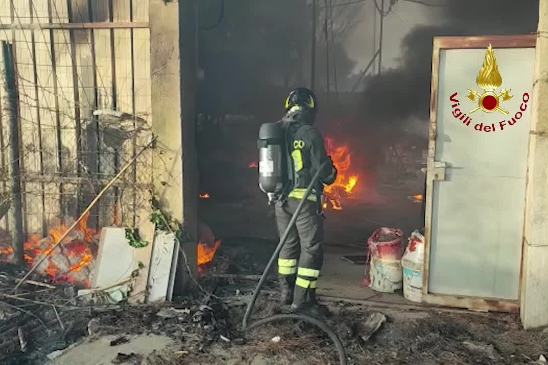 Sestu, incendiato un deposito di materiale edile