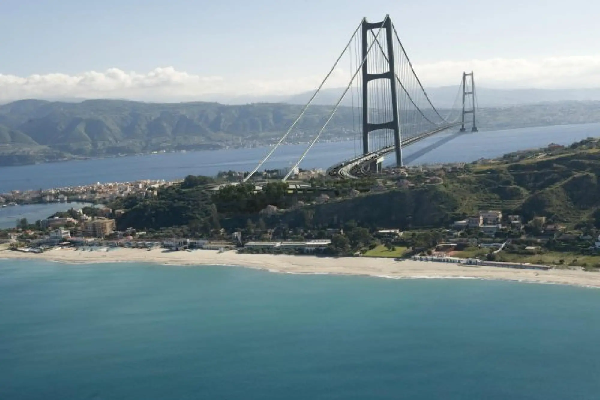 Una elaborazione grafica del progetto definitivo del ponte sullo Stretto di Messina (foto Projectmate via Ansa)