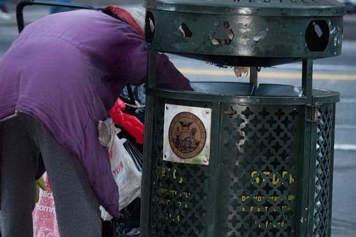 Genova, multe da 200 euro per chi fruga tra i rifiuti della spazzatura