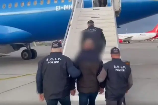 L'imbarco da Tirana (Foto Polizia di Stato)