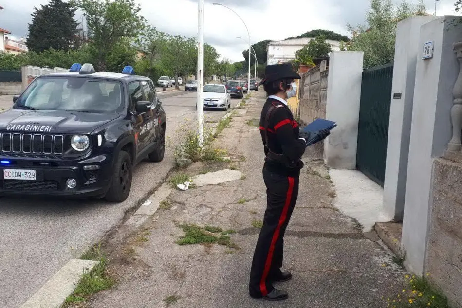La consegna (foto carabinieri di Carbonia)