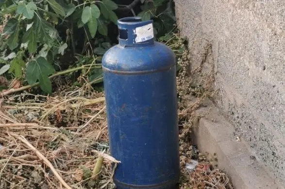La bombola abbandonata in via Ponte Romano (foto Pala)