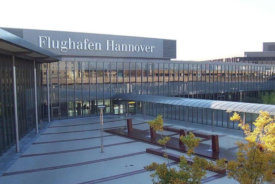 Auto sfonda la recinzione dell'aeroporto: paura ad Hannover