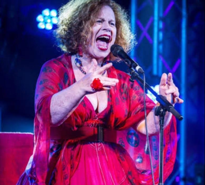 Sarah Jane Morris a Nora «Voglio mettermi a studiare la musica popolare sarda»