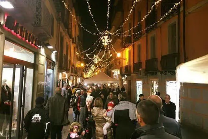Il centro storico affollato per i mercatini di Natale