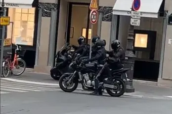 骑着摩托车逃跑的罪犯（来自推特视频的画面）