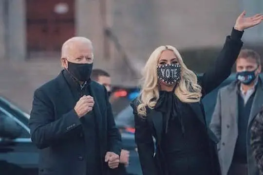 Joe Biden e Lady Gaga (foto da Instagram)