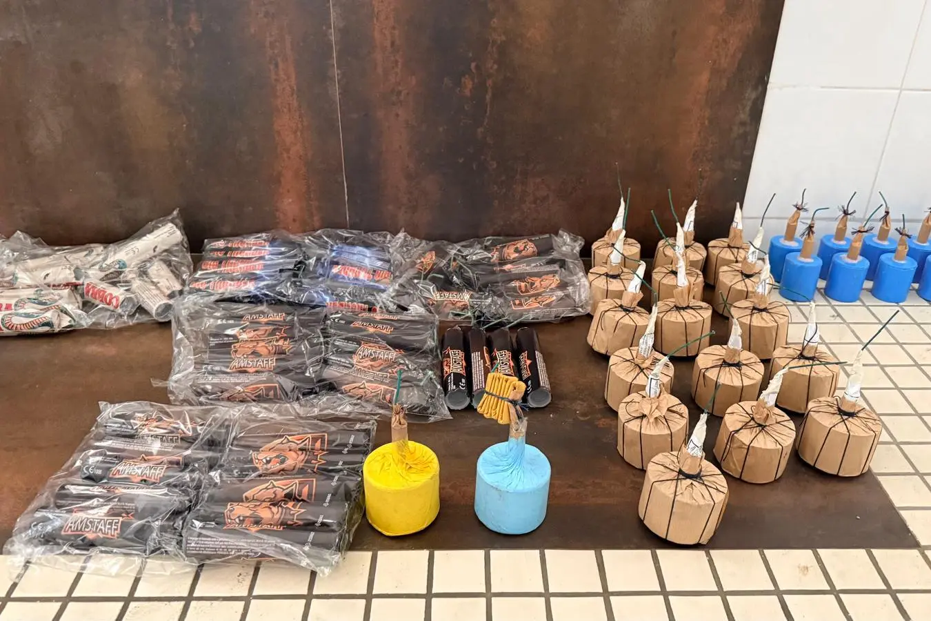 Il materiale sequestrato (Foto carabinieri)