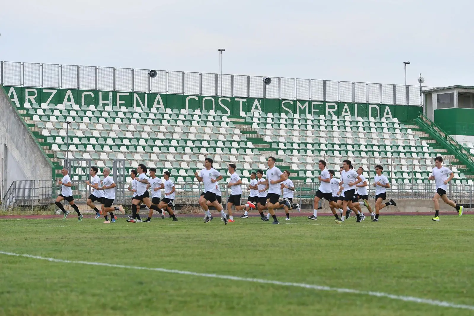 Una seduta di allenamento dell’Arzachena al “Biagio Pirina” (foto Emanuele Perrone)