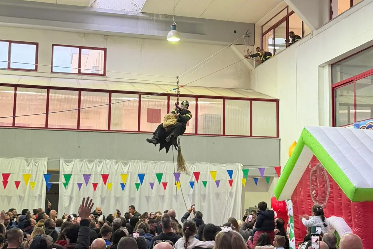 La Befana dei vigili del fuoco di Oristano