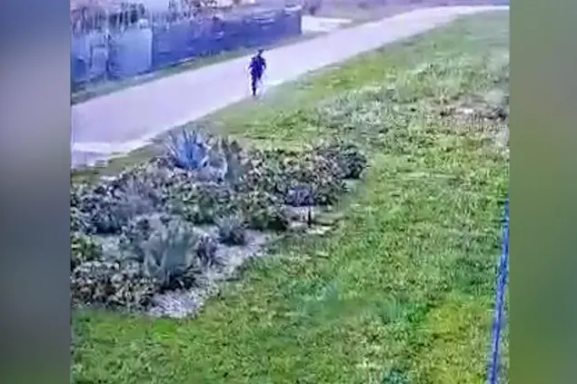 Marco Raduano, detto &quot;Pallone&quot;,  ès cappato calandosi con delle lenzuola (Frame da video)