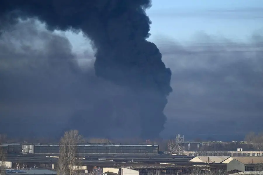 Fumo nero dall'aeroporto militare di Chuguev vicino a Kharkiv (Ansa)