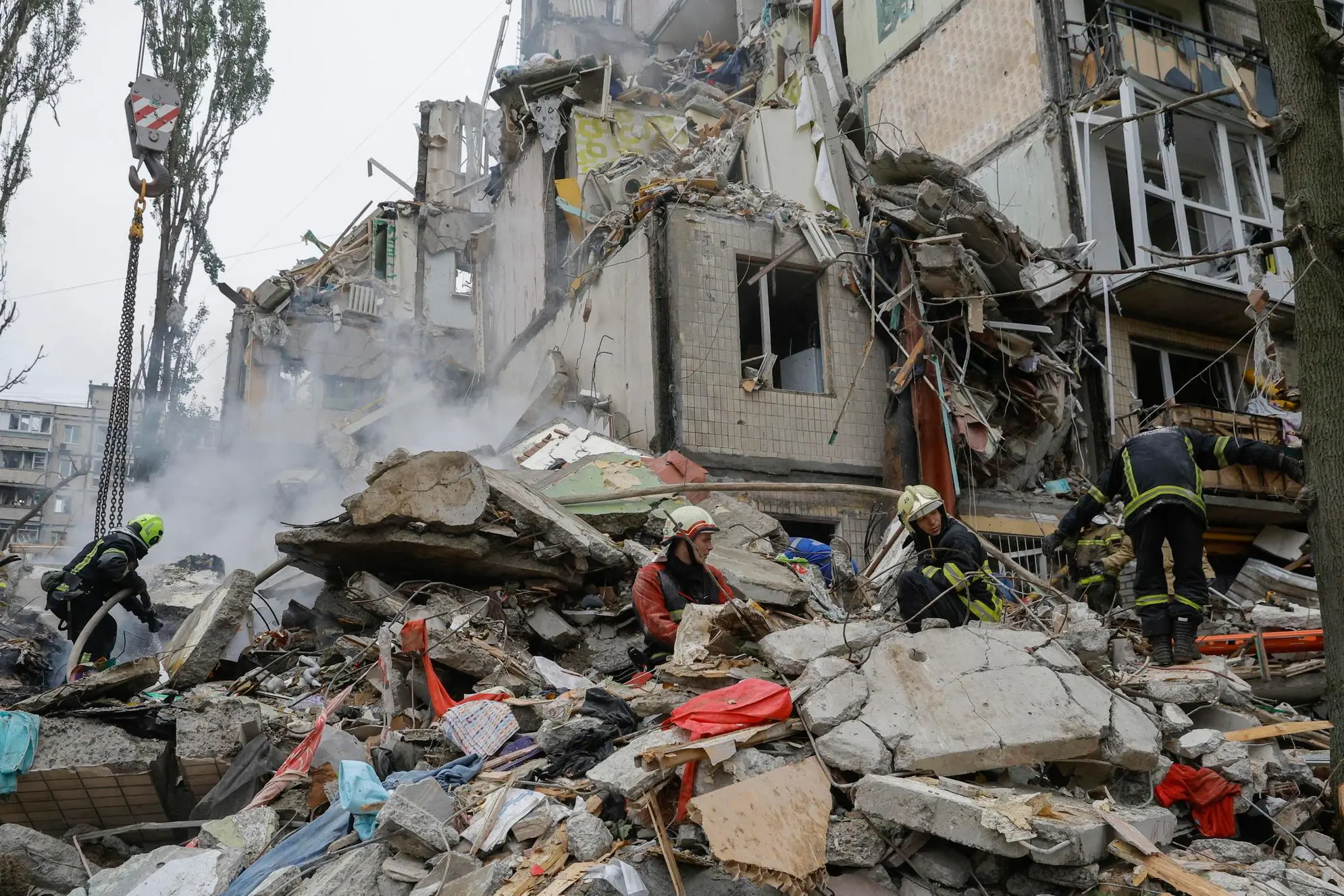 Un edificio distrutto dall'attacco della Russia a Kiev (foto Ansa)