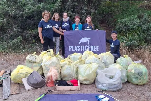La raccolta Plastic Free a Platamona (foto concessa)