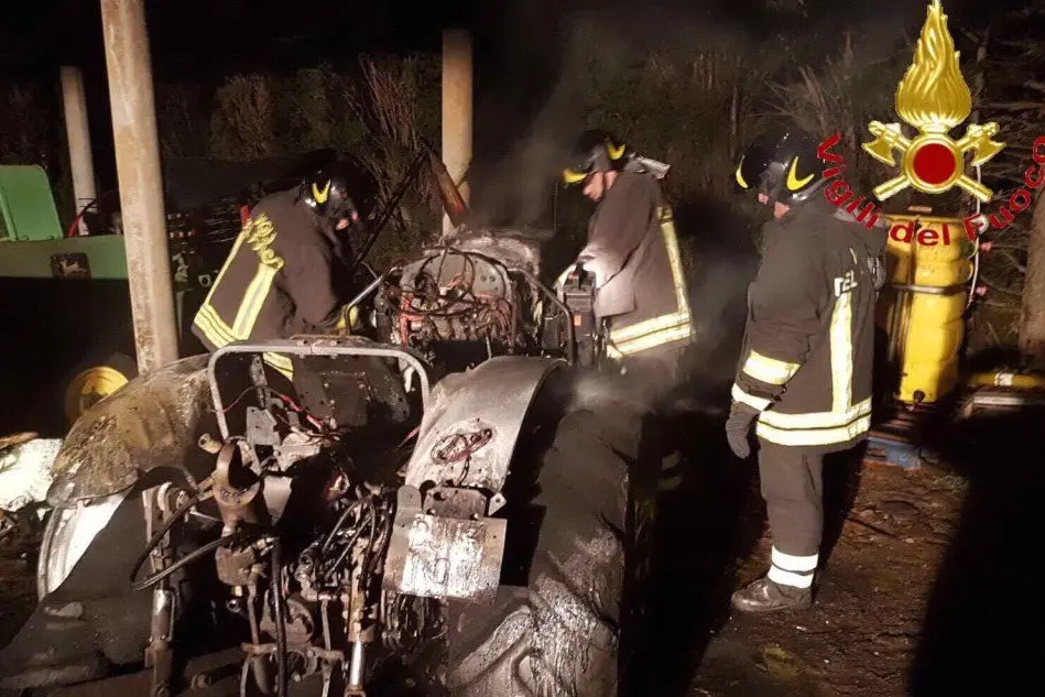 Il trattore distrutto dalle fiamme