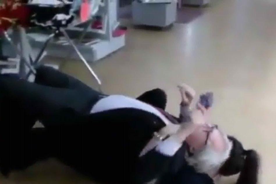 Vittorio Sgarbi si rotola per terra in autogrill