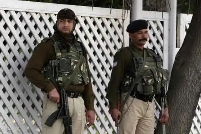Poliziotti indiani (archivio L'Unione Sarda)