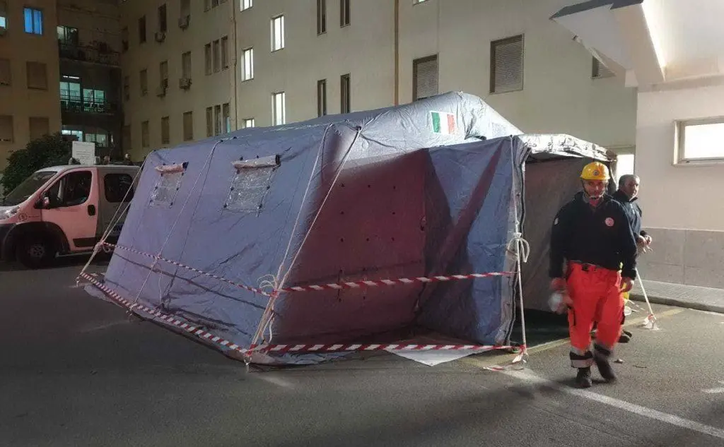 Una tenda pre-triage all'ospedale civile di Sassari (Archivio L'Unione Sarda - Calvi)