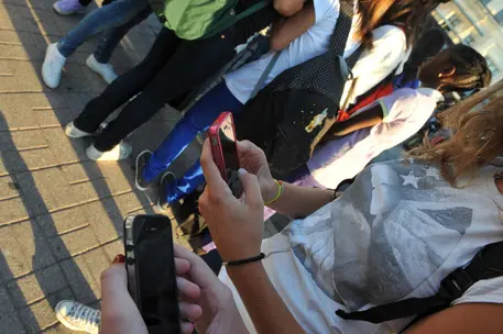Giovani e social (immagine simbolo, foto Ansa)