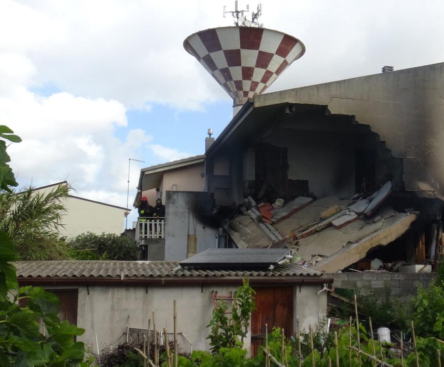 Esplosione nella villetta,  stabili le condizioni del 38enne ustionato