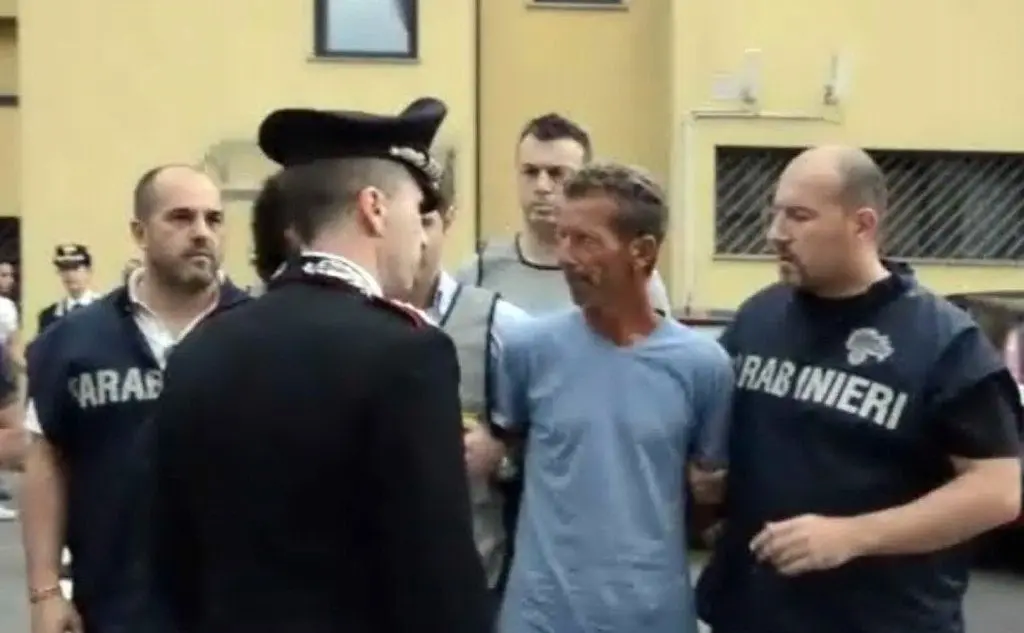 Massimo Giuseppe Bossetti, manovale 43enne, viene arrestato il 16 giugno 2014, mentre è al lavoro in un cantiere della Bergamasca