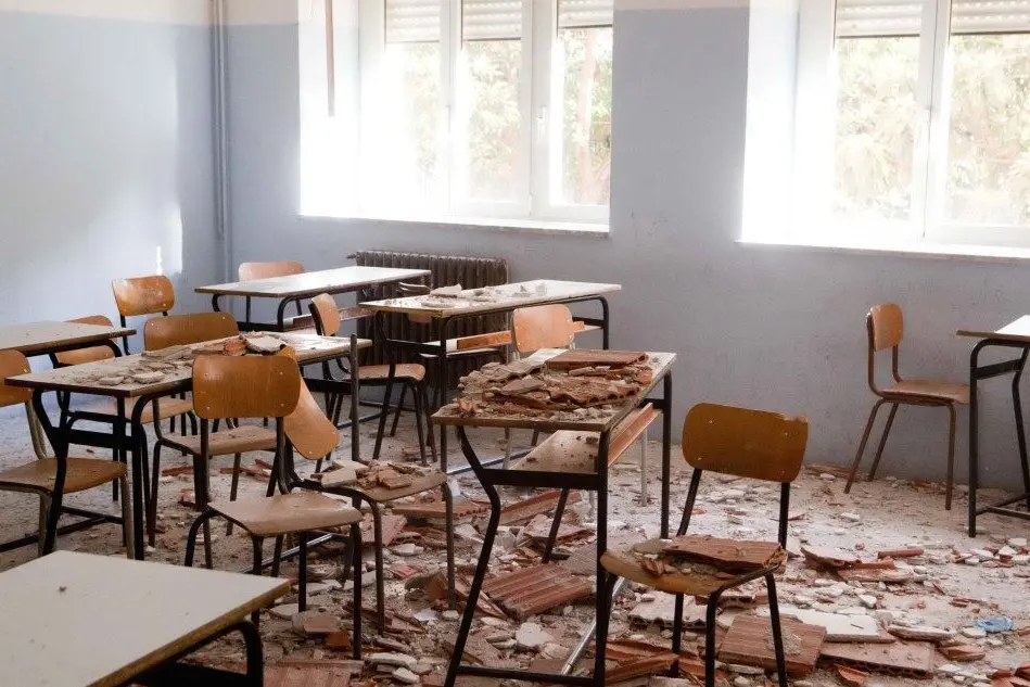 Il crollo all'interno del liceo Dettori