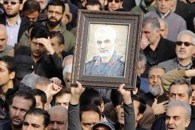 La folla dopo la morte di Soleimani (archivio L'Unione Sarda)