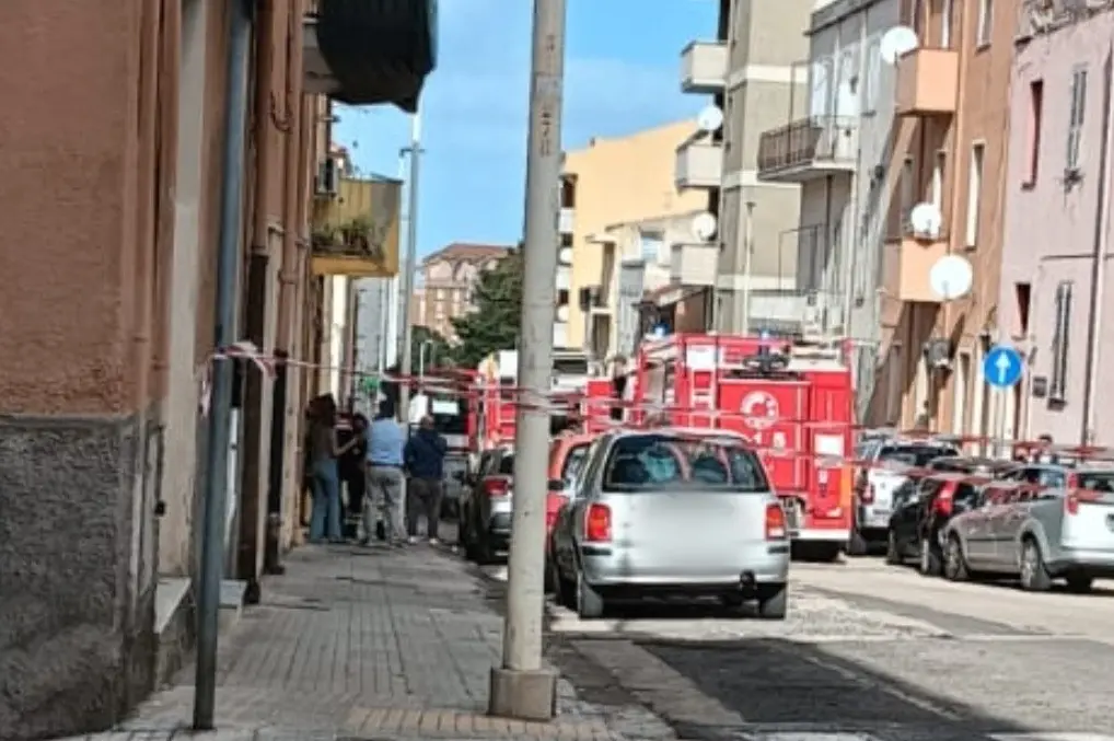 Sassari - intervento dei vigili del fuoco in via Romangia (foto Floris)