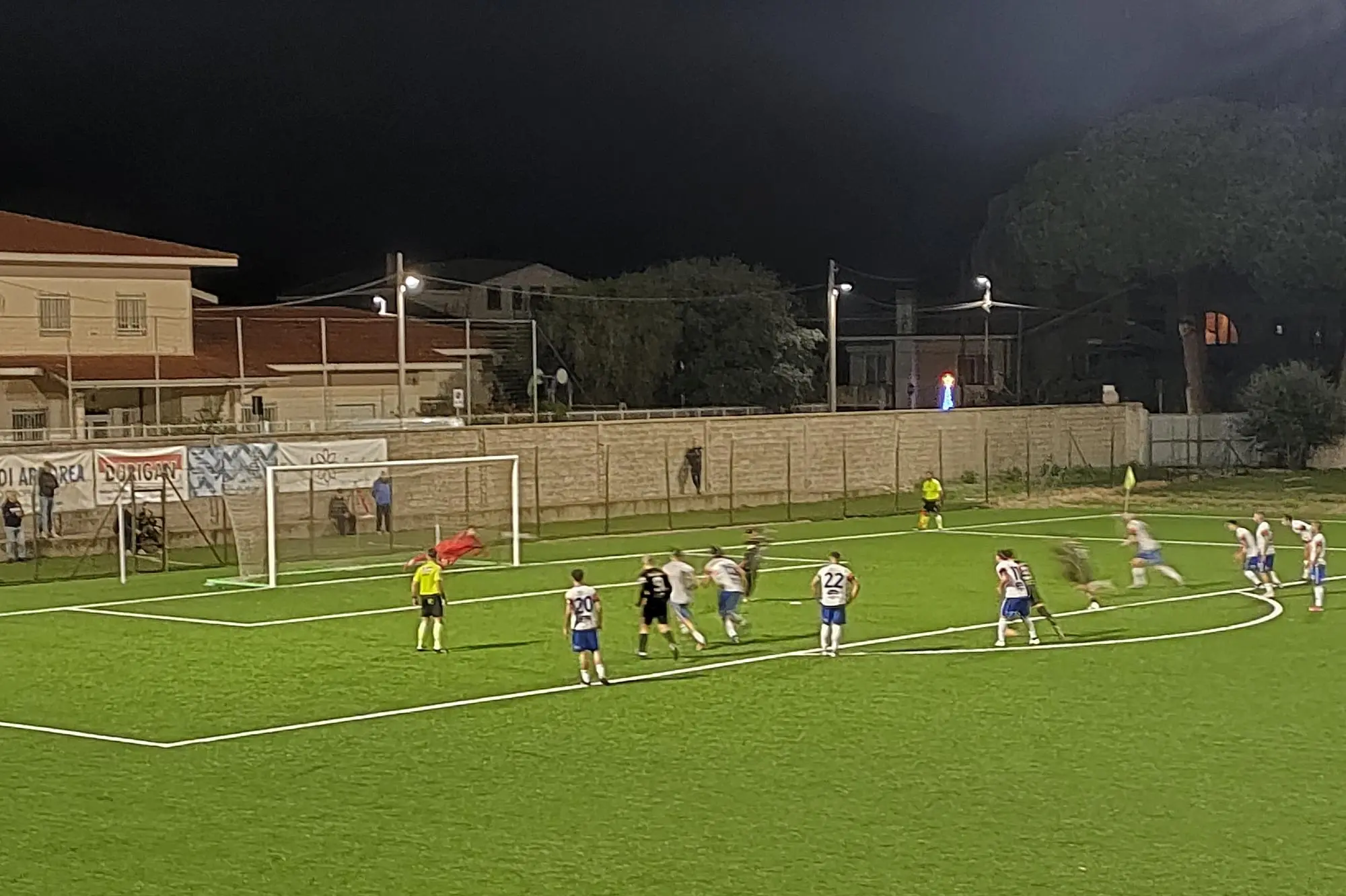 Il rigore dell'1-1 della Tharros contro l'Arborea siglato da Marco Lonis (20 anni) (foto di Giacomo Pala)