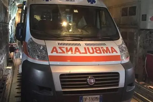 Ambulanza (immagine simbolo, foto Ansa)