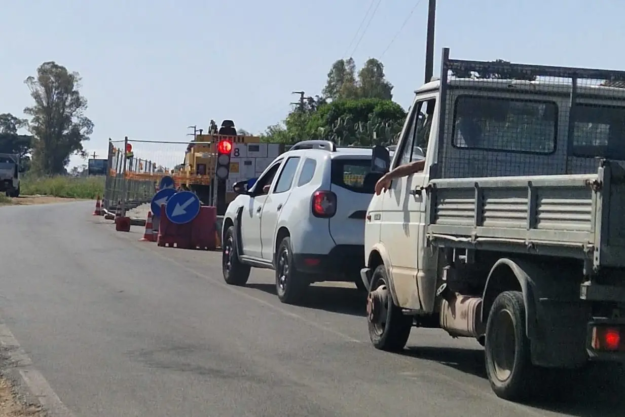 Traffico e cantieri terna sulla litoranea (foto Daga)