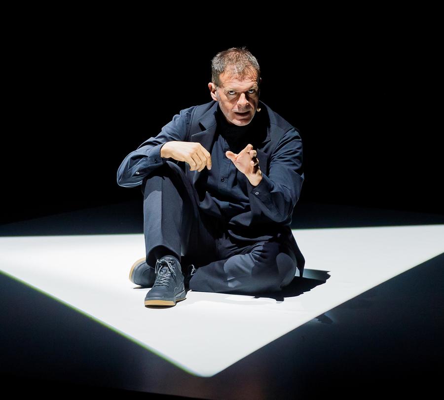 «Adolf Hitler? Un narcisista» A Cagliari e Sassari Massini con il “Mein Kampf”