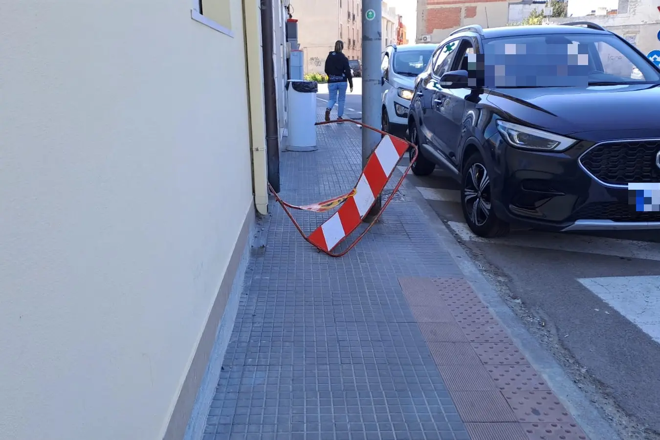 Una delle transenne abbandonate in via Seneca (foto Lapenna)