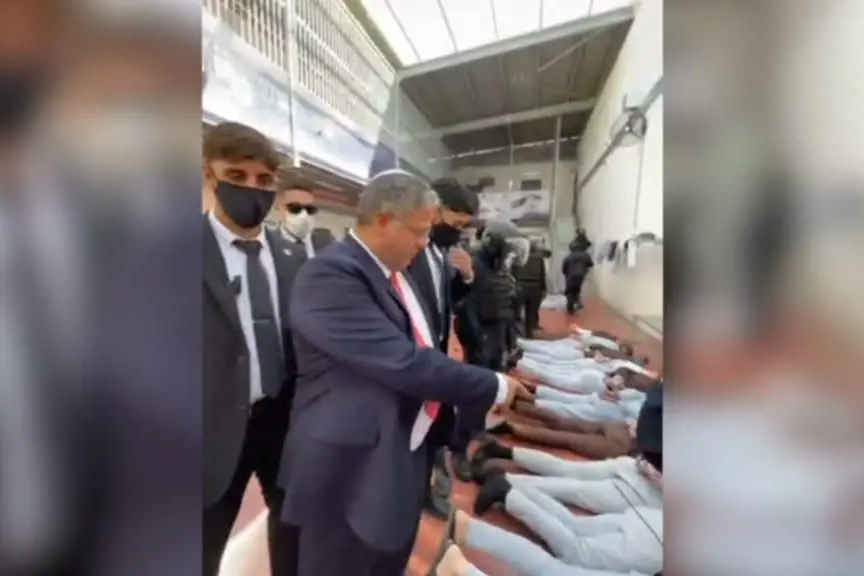 Ben Gvir tra i detenuti di Hamas legati: ci vuole la pena di morte