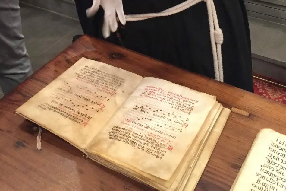 Il codice antico donato alle clarisse (foto L'Unione Sarda - Mocci)