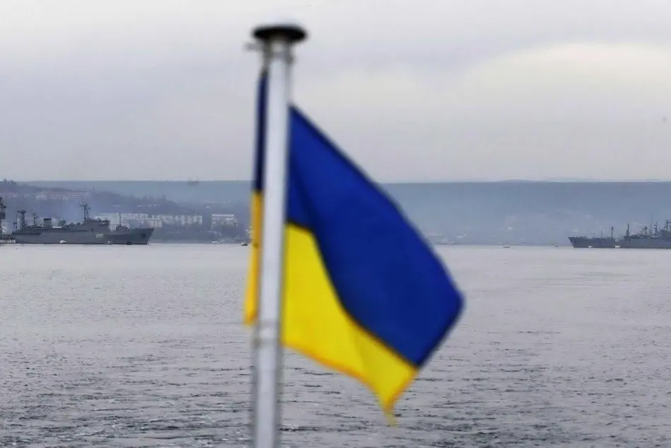 La flotta Ucraina (a sinistra) e quella russa nel porto di Sebastopoli